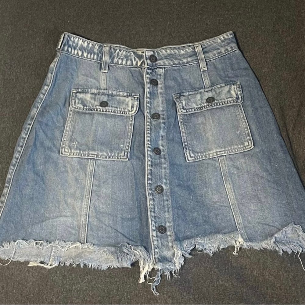 Hidden Jeans Womens Denim A Line Skirt Blue Frayed Hem Flap Pockets Snaps Sz M.